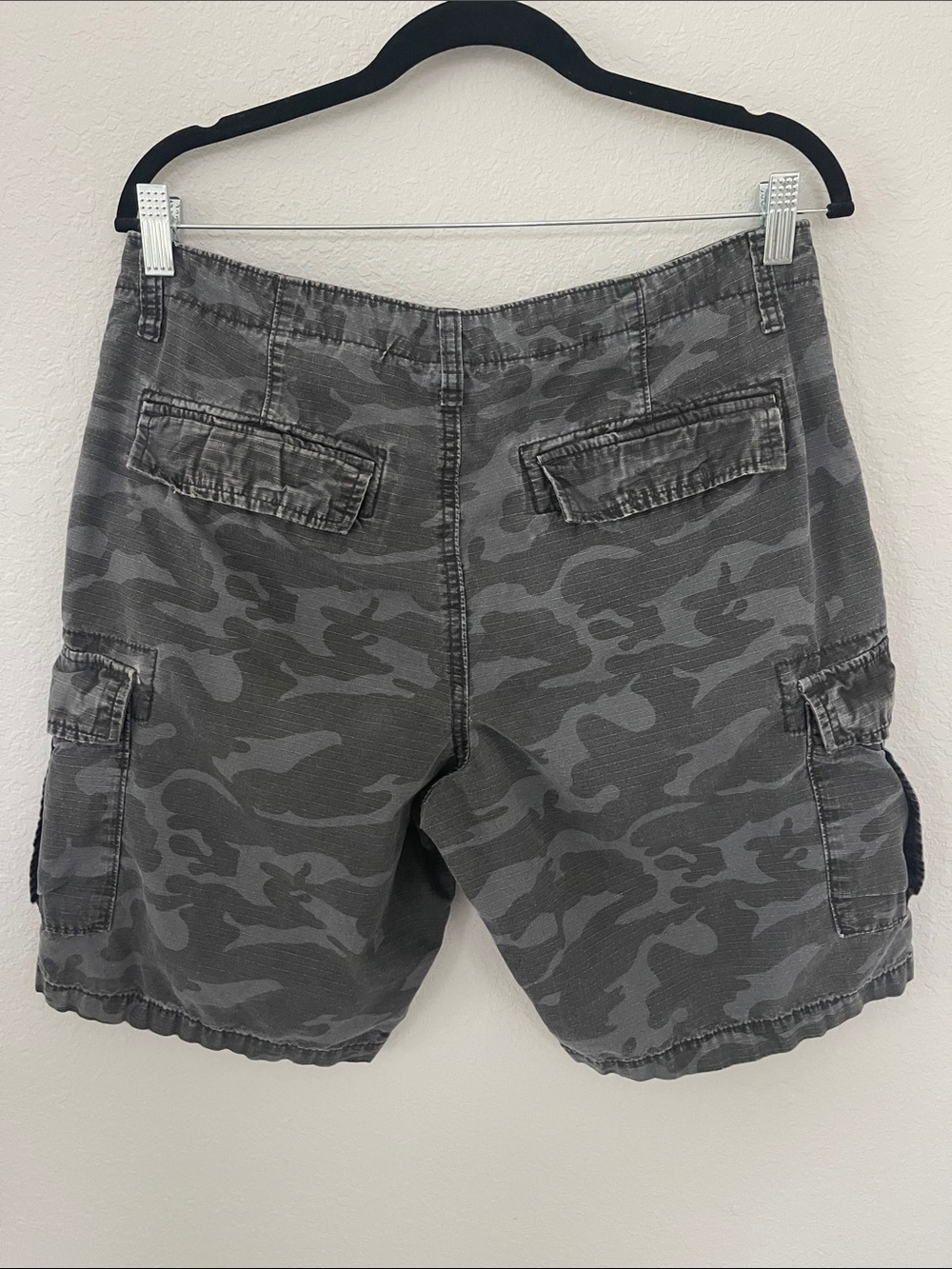 Old Navy Gray Camo Men's Cargo Shorts Multi-Pocket Size 32 - Picture 6 of 6